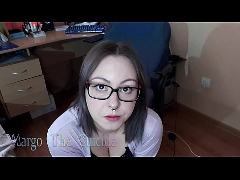 ❤️ 性感的眼镜女孩在镜头前深深地吸吮假阳具 ️ Quality porn❤