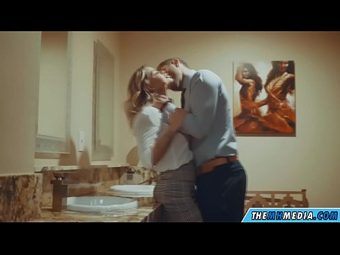 ❤️ 当一个胸大无脑的金发女郎在公共厕所里勾引你时 ️ Quality porn❤
